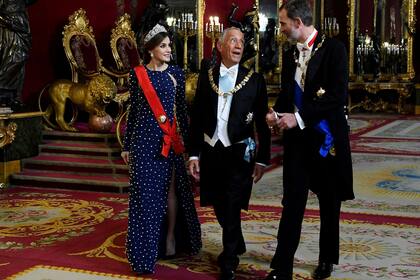 La reina eligió un vestido de la española Ana Locking para la ocasión, con cut out en los hombros y un pronunciado tajo en la pierna