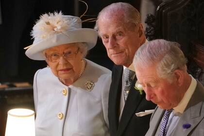 La reina Elizabeth II, junto a su esposo y el Príne Carlos, asistieron a la boda