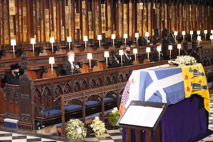 La reina aguardó la llegada del féretro adentro de la Capilla San Jorge, vestida de luto, con barbijo