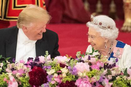 La reina Elizabeth II se ríe con el presidente de EE. UU. Donald Trump durante un banquete en el Palacio de Buckingham