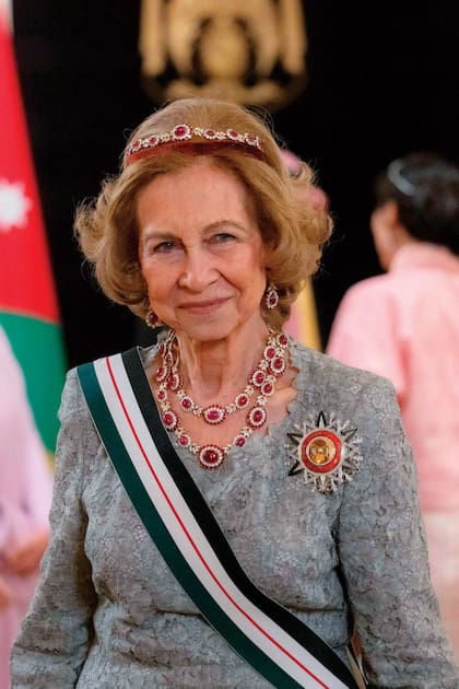 La reina emérita Sofía de España abrió su joyero personal para lucir la tiara Niarchos: un juego de diadema y collar de rubíes de Birmania y diamantes que recibió como regalo de bodas.