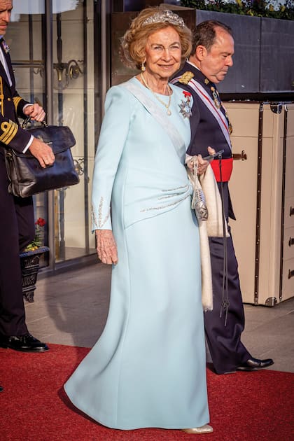 La reina emérita Sofía de España se decantó por un vestido largo turquesa de Alejandro Miguel, con escote redondo, pedrería y canutillos en puños y cadera. El toque final lo dio la tiara Mellerio, creada por la casa francesa Mellerio dits Meller en 1867