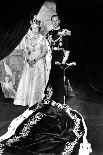 La Reina en Buckingham el día de su coronación, junto a Felipe de Edimburgo.