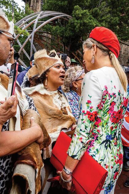 La Reina enamoró con su estilismo a los sudafricanos.