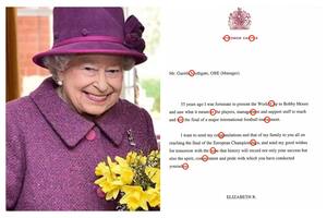 Hallan un "mensaje secreto" en la carta que la reina le escribió al DT inglés