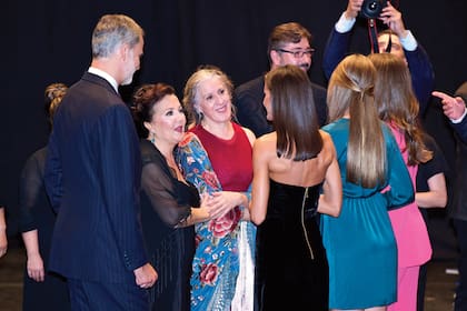 La Reina, escoltada por el rey Felipe y sus hijas, conversa con Carmen Linares y María Pagés, premios Princesa de Asturias 2022 y dos de las mayores embajadoras del flamenco en el mundo.