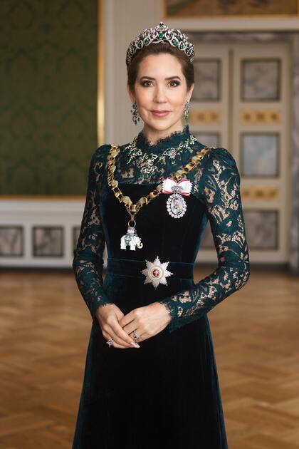 La Reina estrena un fabuloso vestido de terciopelo verde de Birgit
Hallstein, ceñido a la cintura, que se completa con mangas largas y
escote de encaje.