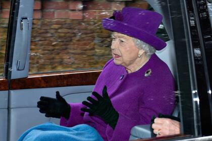 La monarca de Inglaterra le puso un freno al impulso de su nieto y de su nieta política de dejar la familia real con un escueto comunicado de escasas líneas