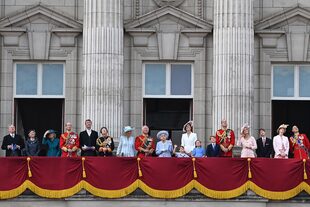 La reina Isabel, acompañada por su familia en el balcón del Palacio de Buckingham