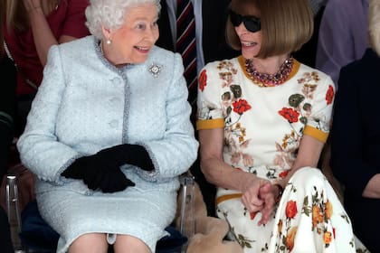 La reina Isabel de Gran Bretaña junto a la editora de moda de Vogue, Anna Wintour, mientras ven el desfile de Richard Quinn antes de entregarle el premio inaugural Reina Isabel II de diseño británico en el centro de Londres el 20 de febrero de 2018