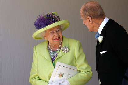 La reina Isabel. De verde, la monarca británica habla con su marido, el príncipe Felipe, después de la ceremonia