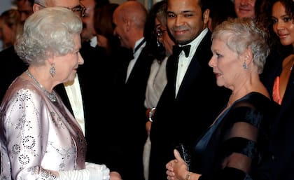 La reina Isabel en el preestreno del film Casino Royale junto a Judi Dench 
