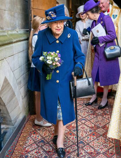 La reina Isabel fue vista usando un bastón en un acto público en octubre de este año por primera vez desde una operación de 2003