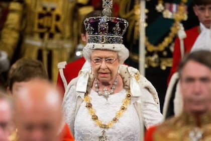 La reina Isabel II durante el discurso en el Parlamento