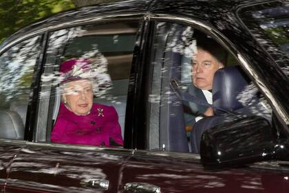 La reina Isabel II con su hijo, el príncipe Andrés, en Balmoral.