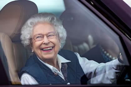 La reina Isabel II conduce su automóvil Range Rover mientras asiste al día 2 del Royal Windsor Horse Show en Home Park, Windsor Castle, Inglaterra, el 2 de julio de 2021