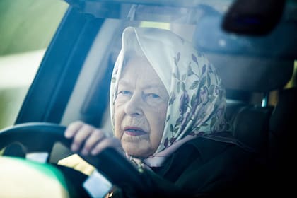 La reina Isabel II conduce su automóvil Range Rover cuando llega para asistir al Royal Windsor Horse Show anual en Windsor, al oeste de Londres, el 10 de mayo de 2019