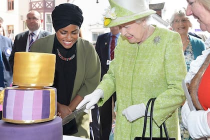 La reina Isabel II corta su torta de cumpleaños 90 junto a Nadiya
