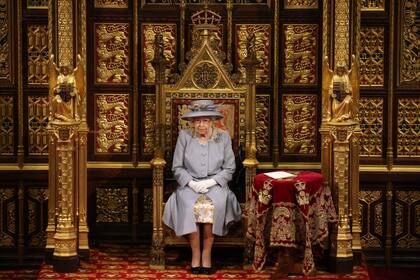 La reina Isabel II de Gran Bretaña antes de pronunciar el discurso en la Cámara de los Lores durante la apertura estatal del parlamento en el Palacio de Westminster, en Londres el 11 de mayo de 2021