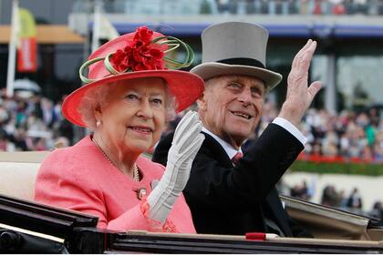 la Reina Isabel II de Gran Bretaña con el Príncipe Felipe llegan en un carruaje tirado por caballos al ring del desfile en el tercer día, tradicionalmente conocido como el Día de las Damas, de la carrera de caballos Royal Ascot en Ascot, Inglaterra, 16 de junio de 2011