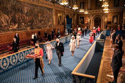 La reina Isabel II de Gran Bretaña, con el príncipe Carlos, recorre la Galería Real antes de pronunciar un discurso en la Cámara de los Lores durante la apertura estatal del Parlamento en el Palacio de Westminster en Londres, el 11 de mayo de 2021