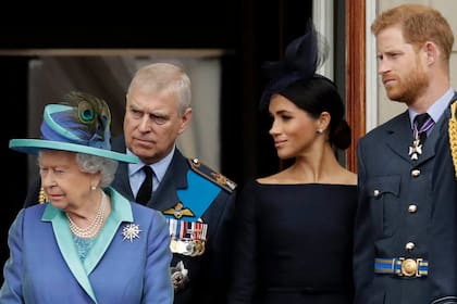 La reina Isabel II de Gran Bretaña, el príncipe Andrés, Meghan la duquesa de Sussex y el príncipe Harry en el balcón del Palacio de Buckingham en Londres, el 10 de julio de 2018