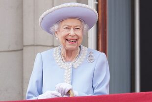 La reina Isabel II de Gran Bretaña en el Balcón del Palacio de Buckingham mientras las tropas desfilan durante el Desfile del cumpleaños de la Reina, Trooping the Colour, como parte de las celebraciones del jubileo de platino de la Reina Isabel II, en Londres el 2 de junio de 2022