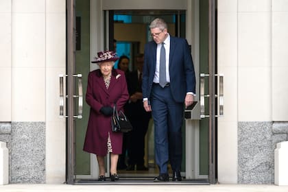 La reina Isabel II de Gran Bretaña habla con el director general del MI5, Andrew Parker, cuando sale después de una visita a la sede