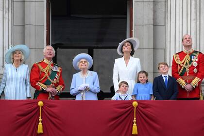 La Reina Isabel II de Gran Bretaña se encuentra con, desde la izquierda, Camilla de Gran Bretaña, Duquesa de Cornualles, Príncipe Carlos de Gran Bretaña, Príncipe de Gales, Príncipe Luis de Cambridge de Gran Bretaña, Catalina de Gran Bretaña, Duquesa de Cambridge, Princesa Charlotte de Cambridge de Gran Bretaña, Príncipe Jorge de Gran Bretaña de Cambridge, el príncipe Guillermo de Gran Bretaña, duque de Cambridge, para ver un vuelo especial desde el balcón del Palacio de Buckingham después del desfile del cumpleaños de la reina, el Trooping the Colour, como parte de las celebraciones del jubileo de platino de la reina Isabel II, en Londres el 2 de junio de 2022