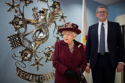 La reina Isabel II de Gran Bretaña se encuentra con el director general Andrew Parker durante una visita a la sede del MI5, que es la agencia de seguridad y contrainteligencia doméstica