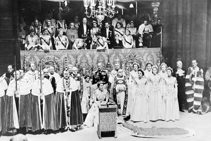 La reina Isabel II de Gran Bretaña se sienta en la Abadía de Westminster, el 2 de junio de 1953 el día de su coronación en Londres, el 2 de junio de 1953
