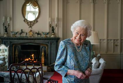  La reina Isabel II de Gran Bretaña sonríe al recibir al presidente de Suiza Ignazio Cassis y a su esposa Paola Cassis durante una audiencia en el Castillo de Windsor en Windsor, Inglaterra el 28 de abril de 2022. (Dominic Lipinski/Pool Photo via AP, archivo)
