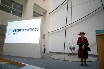 La reina Isabel II de Gran Bretaña visita la sede central del MI5