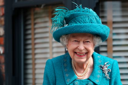 La reina Isabel II de Inglaterra visita el set de la serie televisiva "Coronation Street" en Manchester, Inglaterra, el 8 de julio de 2021