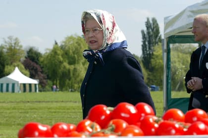 La Reina Isabel II de Inglaterra visita los puestos de verduras y frutas durante la Feria Equina Royal Windsor, en los terrenos del Castillo de Windsor, el 12 de mayo de 2005