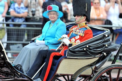 La reina Isabel II de Inglaterra y el príncipe Felipe vuelven al Palacio de Buckingham después de asistir a una ceremonia en honor al cumpleaños de la monarca en Londres, el 13 de junio de 2009