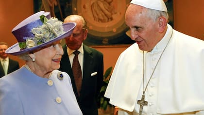 La reina Isabel II y el papa Francisco, en el Vaticano