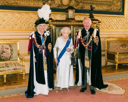 La reina Isabel II distinguió a Camilla de Cornualles con la Orden de la Jarretera, la más importante del Reino Unido (Crédito: Vanity Fair)