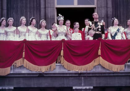 La reina Isabel II en el balcón del Palacio de Buckingham después de su coronación, el 2 de junio de 1953. Con ella están (de izquierda a derecha): el príncipe Carlos, la princesa Ana, el príncipe Felipe, duque de Edimburgo y la reina Isabel, la reina madre. (Photo by Fox Photos/Hulton Archive/Getty Images)