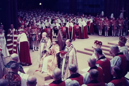 La reina Isabel II en su ceremonia de coronación en la Abadía de Westminster, Londres, el 2 de junio de 1953