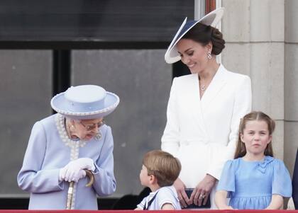 La Reina Isabel II habla con el Príncipe Louis, Catherine, Duquesa de Cambridge, y la Princesa Charlotte, en el balcón del Palacio de Buckingham, mientras observa el Trooping the Ceremonia de color en Horse Guards Parade, en el centro de Londres, el primer día de las celebraciones del Jubileo de Platino de la Reina Isabel II, el  de junio de 2022