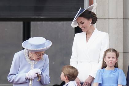 La Reina Isabel II habla con el príncipe Luis, al costado Kate y la Princesa Charlotte, en el balcón del Palacio de Buckingham, el 30 de junio de 2022
