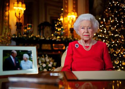 La reina Isabel II habló ante los británicos junto a una foto con su marido, el difunto príncipe Felipe 