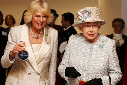 La reina Isabel II junto a Camilla, la esposa de su hijo Carlos 