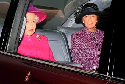 La reina Isabel II junto a Lady Susan Hussey