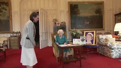 La reina Isabel II junto a uno de sus corgis en plena celebración de sus 70 años como monarca