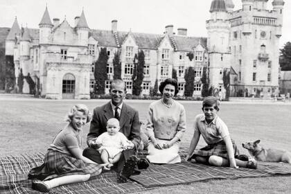 La reina Isabel II junto al duque de Edimburgo, el príncipe Carlos -ahora rey Carlos III-, la princesa Ana y el príncipe Andrés