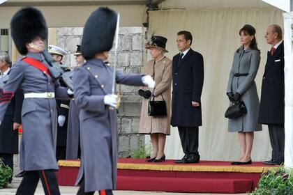 La reina Isabel II junto al expresidente francés Nicolas Sarkozy, en 2008, en el castillo de Windsor.