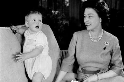 La reina Isabel II junto su hijo menor, el príncipe Eduardo de 15 meses, en  el Castillo de Windsor, en Berkshire, Inglaterra, el 11 de junio de 1955