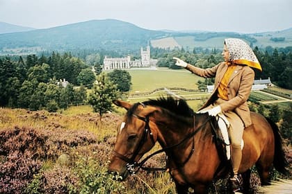 La reina Isabel II mira la finca de Balmoral arriba de uno de sus caballos, en una imagen del año 1971